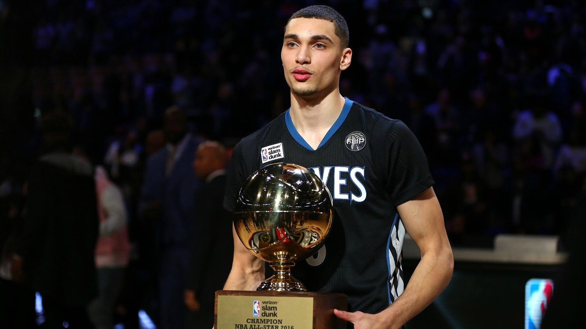 冠军队主场庆祝仪式盛大举行，球迷情绪高涨，球队主场冠军旗帜